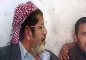 صورة ليمني يشبه الرئيس المعزول محمد مرسي