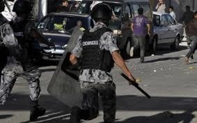 مشاجرة أمام "الأردنية" والدرك يطلق "المسيل للدموع"