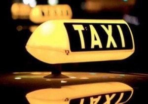 سائق تكسي يعثر على 300 ألف دولار ويعيدها إلى صاحبها