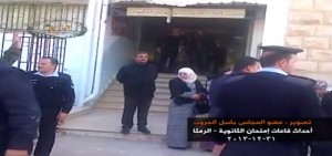 فوضى قاعات "التوجيهي" في الرمثا ومحاصرة المعلمين 'فيديو'