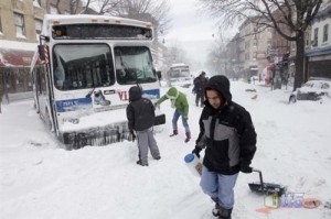 وفاة 13 شخصا جراء عاصفة ثلجية في الولايات المتحدة واخرى على الطريق