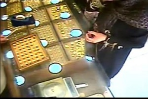 سيدة تبتلع خاتماً من الذهب.. في أغرب حالات السرقة بالأردن والعالم (فيديو)