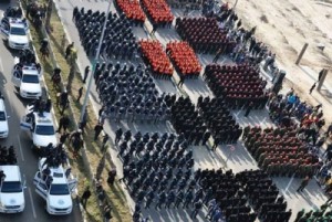 حماس تستعرض قوتها العسكرية خلال دفن شارون