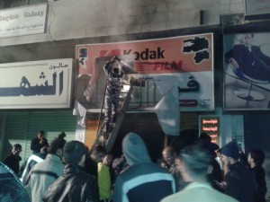 الكرك : تجدد أعمال الشغب وحرق محالات تجارية والدرك يُطلق المُدمع (صور)