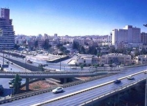 شبان يلقون بفتاة من سيارة خليجية على الداخلية