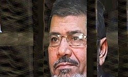 محكمة مصرية تحجز الرئيس مرسي داخل قفص زجاجي لحجب صوته