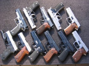 سعودي حاول تهريب 100 مسدس للأردن