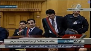 شاهد ..بث مباشر مرسي : انا رئيس الجمهورية و يصف قاعة المحكمة بـ" الزبالة"