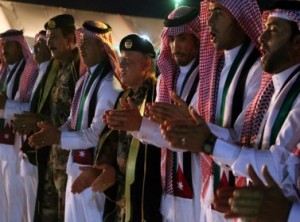 بالصور .. الملك يحضر ليلة سمر مع افراد كتيبة الدبابات العاشرة ..