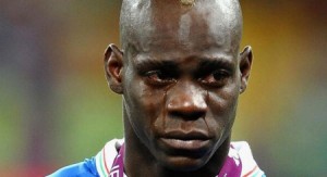 مواقف أبكت مشاهير كرة القدم: صور