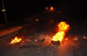 الحويطات يغلقون الصحراوي للمطالبة بأراضي..