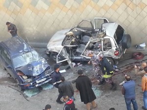 شاهد الصورة..وفاة و إصابتين بحادث تصادم عنيف بين مركبتين على جسر الجمرك