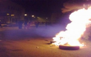 لليوم الثاني وبمشاركة اهالي المريغة وسويمرة والشراة .. الحويطات يغلقون الطريق الصحراوي