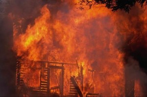 حريق هائل بالوسط التجاري في العقبة