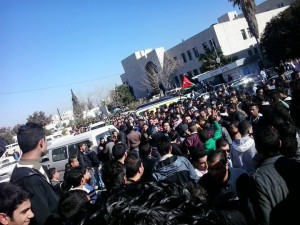 إعتقال 3 طلاب توجيهي قذفوا سيارة نجدة بالحجارة في إربد.