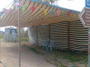 مزارعون ينصبون الخيم لتقبل العزاء بالموسم الزراعي