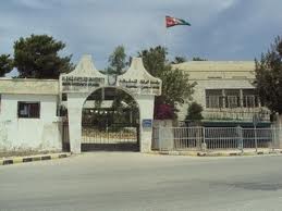 مسلحين يجبرون طلبة كلية عجلون الجامعية على الخروج من المبنى واعمال شغب والدرك يقتحم