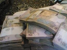 صرفوا منها 5 الاف .. القبض على 3 لصوص سرقوا 42 ألف دينار من موظف