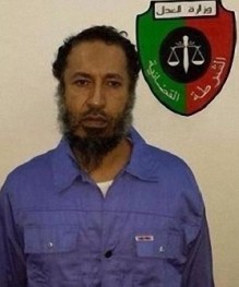 بالصور.. الساعدي القذافي يقصون شعره في السجن الليبي