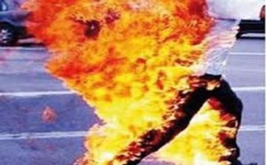 شاب يحرق نفسه اثر مخالفة سير بعمان