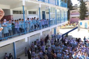 طالبة بالأونروا تتهم معلماً بابتزازها جنسياً