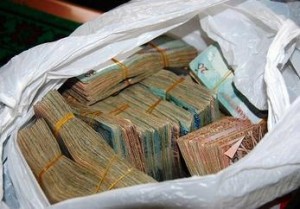 القاء القبض على مرتكبي قضية تتبع لاحد المواطنين وسرقة 57 الف دينار كان قد سحبها من احد البنوك