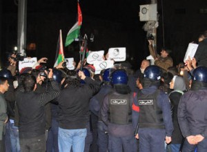 بالصور..توتر وإعادة تجمع لناشطين قرب السفارة الإسرائيلية