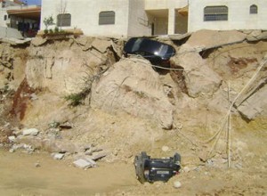 انهيار جدار بناية سكنية ولا إصابات في شارع الأردن .. ( بالصور )