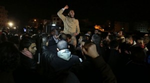 بالصور..هتافات تندد بالحكومة في اعتصام قرب السفارة الإسرائيلية