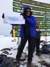 علم جت يرتفع على جبال كليمنغارو