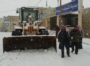 بالصور: الثلوج تغلق طرقاً في معان والبترا.. تحديث