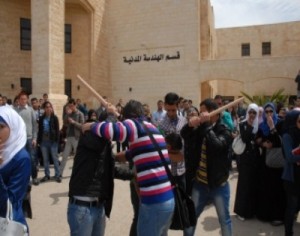 مشاجرة عنيفة في الهاشمية بين طلبة مفصولين