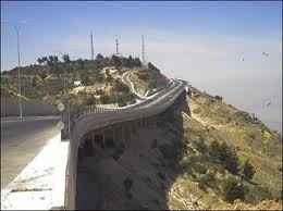 موكب رئيس الوزراء يتعرض لحادث سير على شارع الستين / السلط