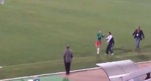 بالفيديو  والصور .. شاهد طوشة المنصة التي أشعلها جمهور الوحدات والفيصلي ..