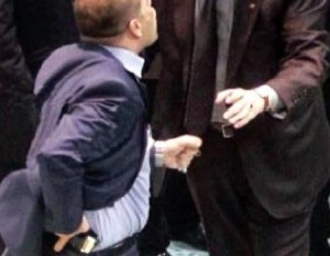 منع النائب من حمل السلاح تحت القبة