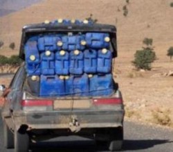 العقبة ...التحفظ على 17 شخصا تواجدوا في موقع ضبط فيه 9 آلاف لتر بنزين مهرب