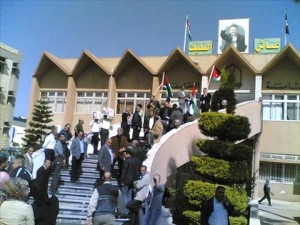 أساتذة "اليرموك" يعتصمون بمبنى الرئاسة ضد نظام الترقيات ويمتنعون عن التدريس