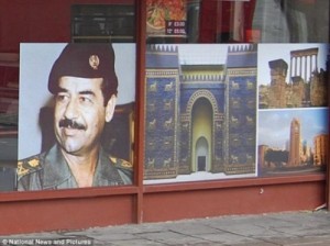 بالصور...كويتي يعرض صورة ضخمة لصدّام حسين بواجهة مطعمه في لندن