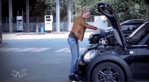 بالفيديو.. فتاة تغير زيت سيارتها .. شاهد ماذا فعلت..!!