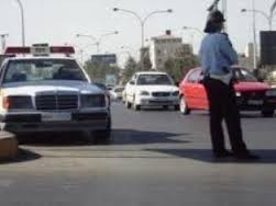 محتفلون بالتخرج يعتدون على رجل سير ويلوذون بالفرار