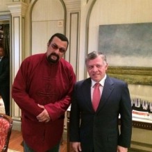 النجم العالمي ستيفن سيجال يستثمر الفرصة ويلتقط صورة تذكارية مع الملك