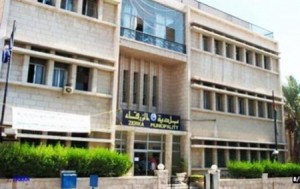 حدث في بلدية الزرقاء ... مدراء دوائر مؤهلاتهم دون الثانوية ، ومستشارين يعملون بوظائف اخرى منهم في محل حلويات