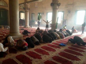 ..مواجهات عنيفة داخل الأقصى .. انفجار ضخم واشتعال النيران في السجاد القبلي