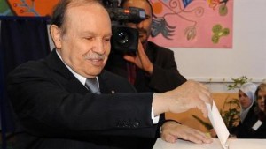 بوتفليقة يصوت للرئاسة على كرسي متحرك