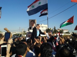 اردنيون يحملون "السفير السوري" على الاكتاف.. ويهتفون