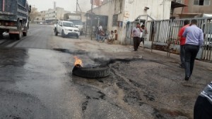 احتجاجات واشعال اطارات بسبب نفاذ القمح في حوارة