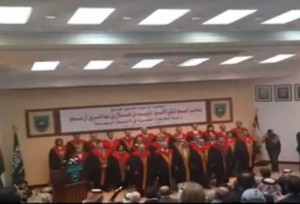 بالفيديو....تلاوة اية الزكاة أمام الوليد بن طلال....