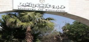 طلبة الصف الثامن يقدمون امتحانا وزاريا