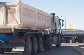 وفاة سائق بعد سقوط القلاب على رأسه وهو يحاول إجراء صيانة سفلية له في منطقة الجفر