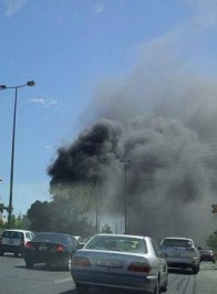 حريق يتسبب بأزمة مرورية خانقة على الدوار السادس...صور